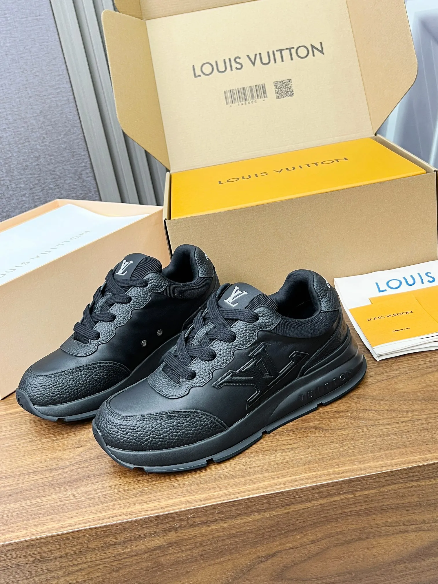 👟👟Ex-factory price 640👟👟 Men's size +10 LV Louis Vuitton L Jialu brand thick-soled casual couple's sneakers🔥🔥🔥 Made of smooth cow leather and elegant design, can be easily integrated into various styles. The eye-catching LV letters are marked on the side of the shoe, and the lightweight rubber outsole is embellished with the Vuitton logo ▪️ Sole thickness: 4CM. The counter specializes in the latest casual shoes and new hard goods 🆕 ❥Purchase level! Full of high-end feel! A popular model among bloggers at home and abroad, it’s retro and fashionable and looks amazing on your feet! Wear a lot of happiness! The official website’s main recommendation★ ▪️Upper: Original custom-made imported calfskin fabric ▪️Inner lining: breathable gauze imported from Italy ▪️Outsole: rubber foam ➕tpu high-end outsole ▪️Shoe size: women’s 35-41, (women’s 41 is custom-made). Men's clothing 39-46 (45-46 customized).